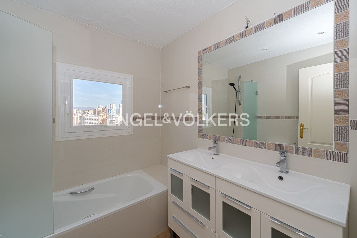 3 bedroom Apartment for sale in Benidorm with pool garage - € 650,000 (Ref: 9309076)