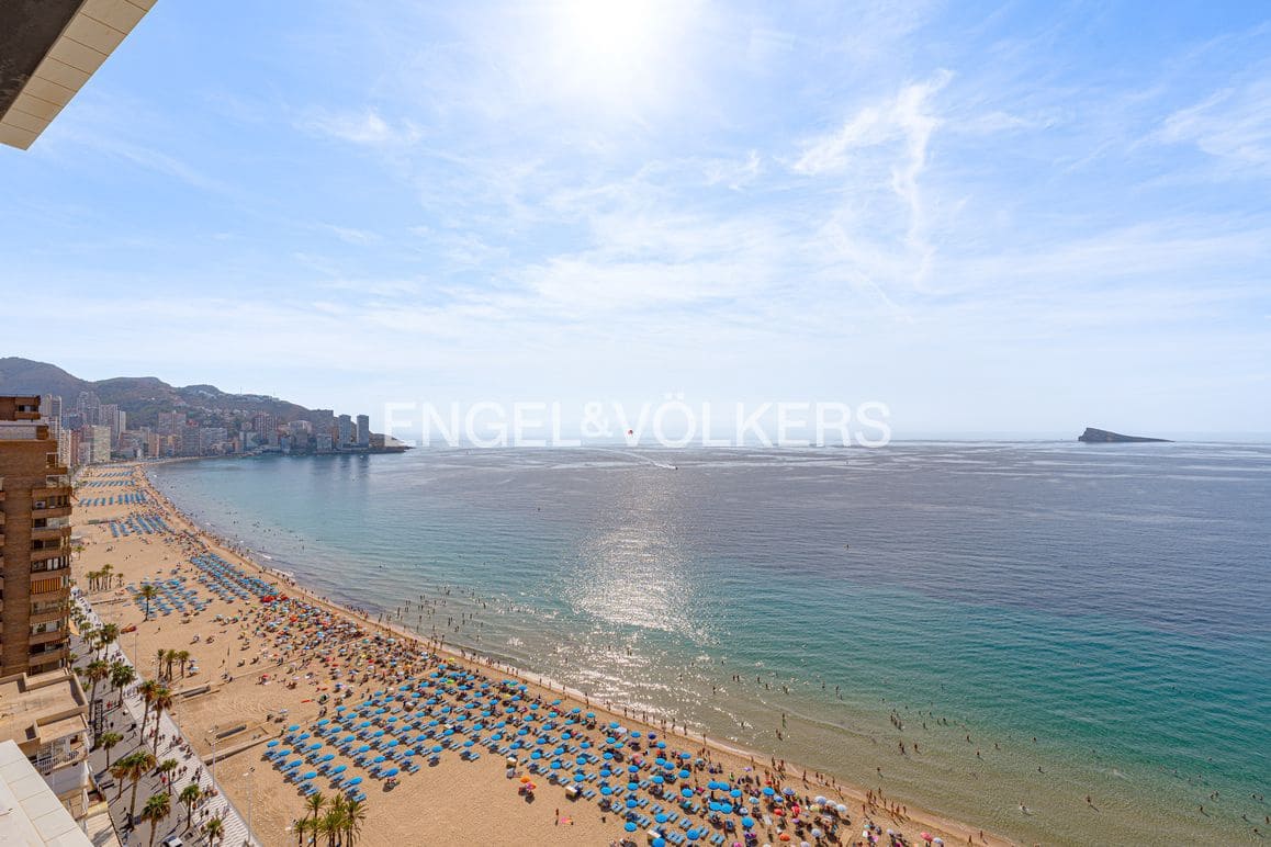 3 bedroom Apartment for sale in Benidorm with pool garage - € 650,000 (Ref: 9309076)