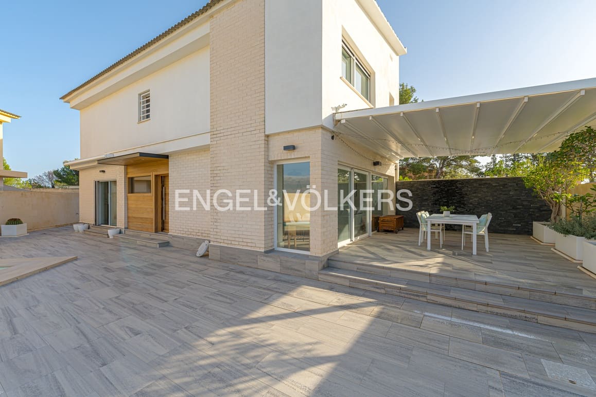 4 bedroom Villa for sale in Alfaz del Pi / L'Alfas del Pi with pool garage - € 598,000 (Ref: 9399984)