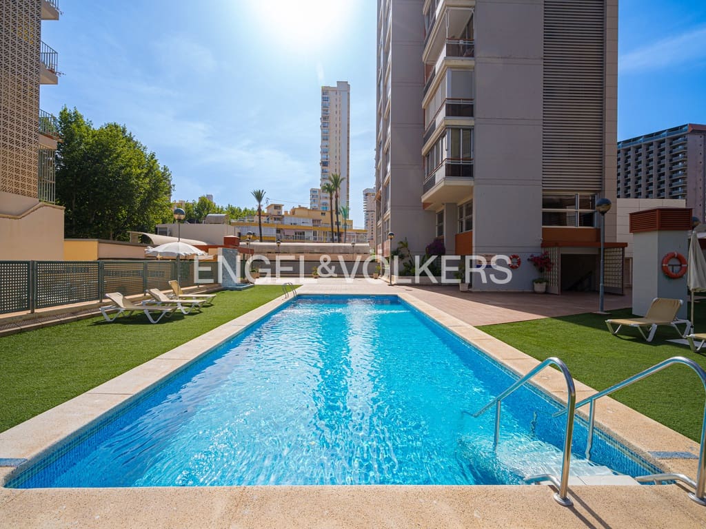 2 soveværelse Lejlighed til leje i Benidorm med swimmingpool garage - € 1.300 (Ref: 9401786)