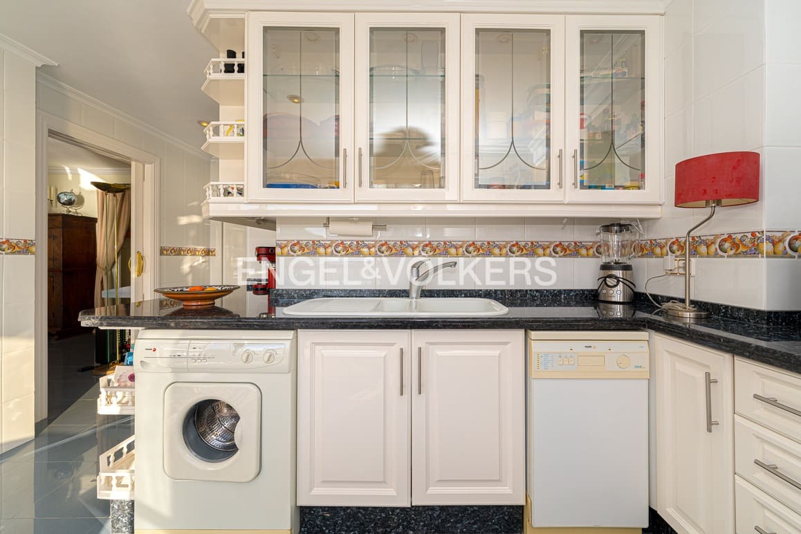 2 bedroom Apartment for sale in Benidorm - € 650,000 (Ref: 9403643)