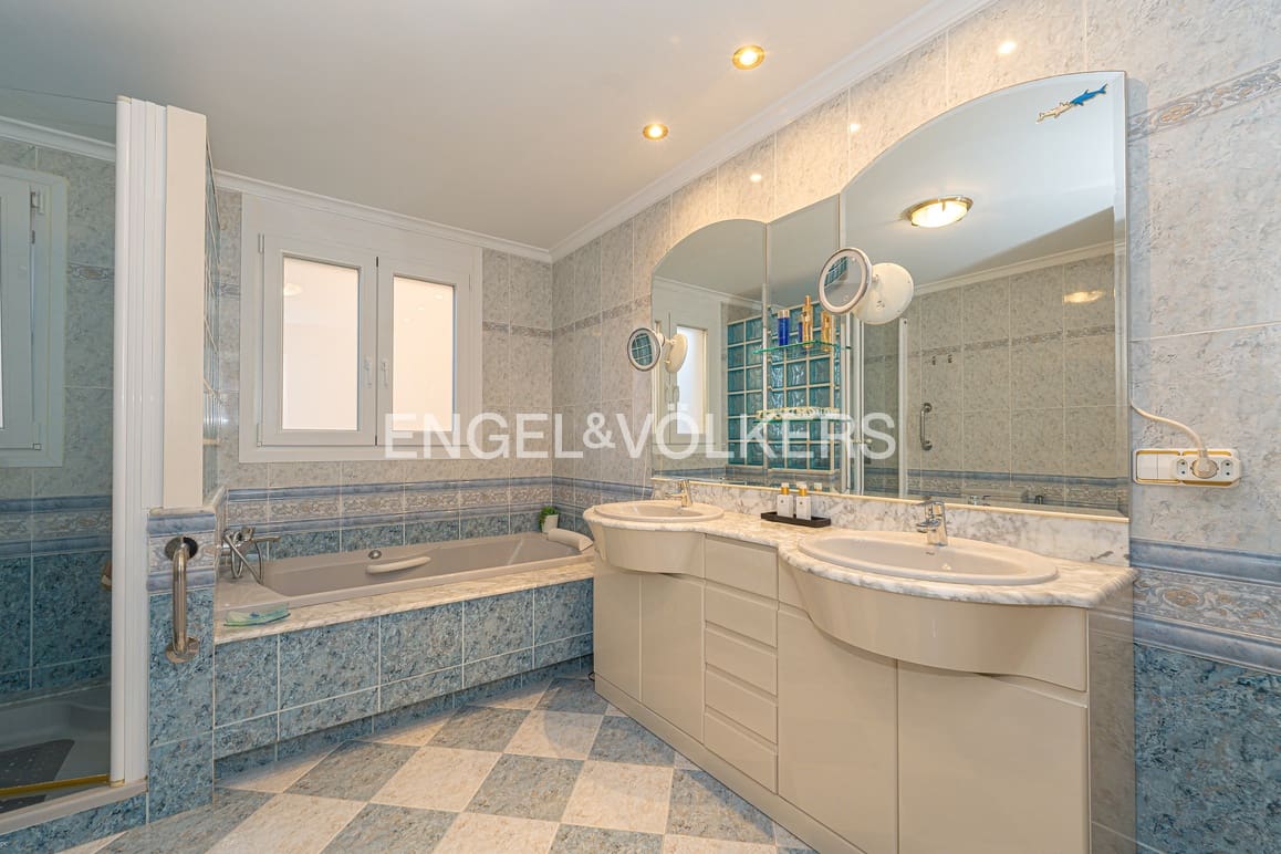 2 bedroom Apartment for sale in Benidorm - € 650,000 (Ref: 9403643)