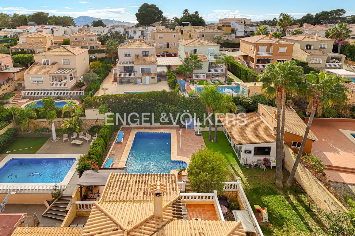 4 soverom Villa til salgs i La Nucia med svømmebasseng garasje - € 670 000 (Ref: 9404718)