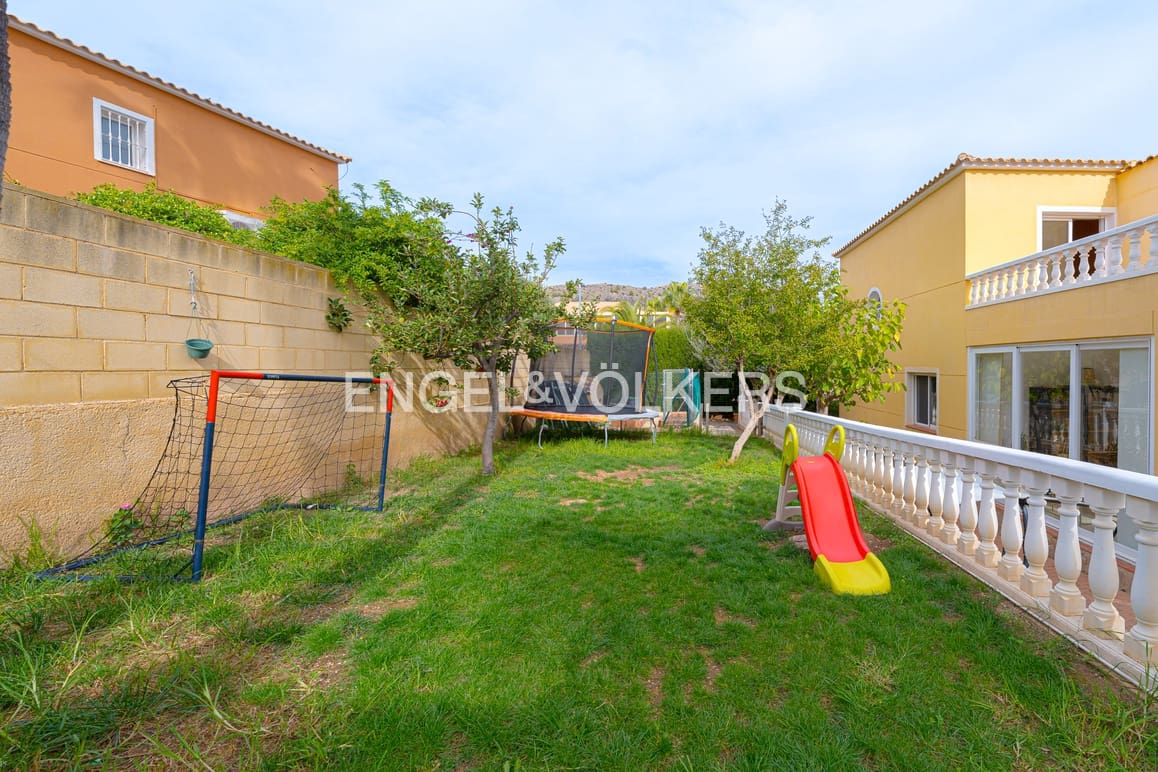 4 soverom Villa til salgs i La Nucia med svømmebasseng garasje - € 670 000 (Ref: 9404718)