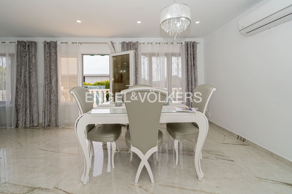 5 makuuhuone Huvila myytävänä paikassa La Nucia mukana uima-altaan 
autotalli - 630 000 € (Ref: 9409803)