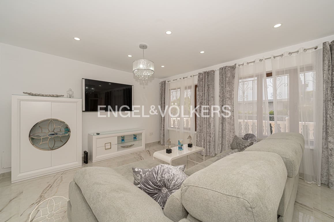 5 makuuhuone Huvila myytävänä paikassa La Nucia mukana uima-altaan 
autotalli - 630 000 € (Ref: 9409803)