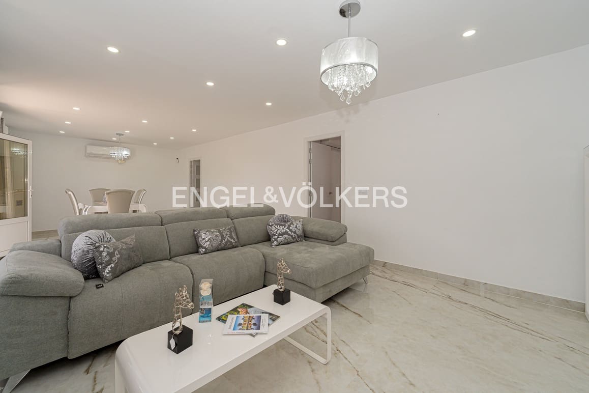 5 makuuhuone Huvila myytävänä paikassa La Nucia mukana uima-altaan 
autotalli - 630 000 € (Ref: 9409803)