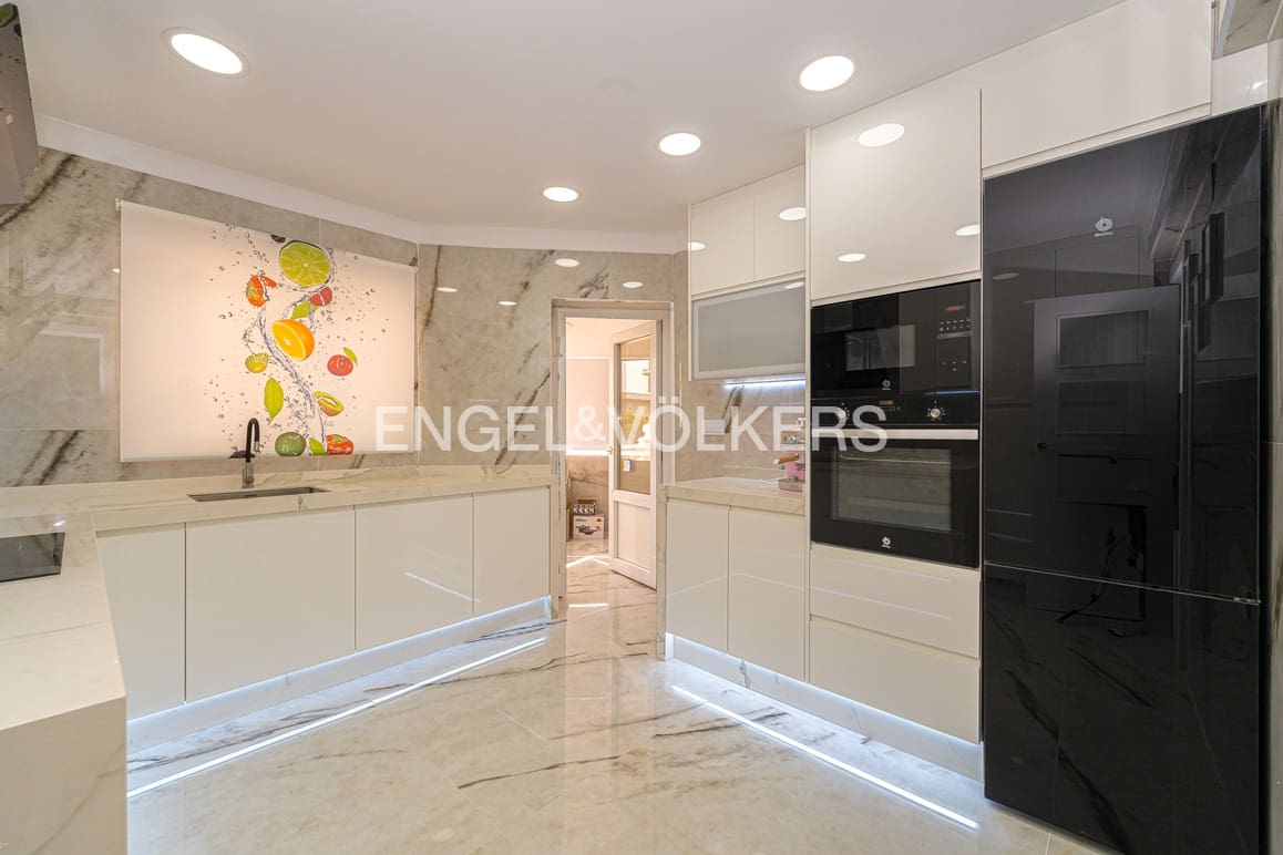 5 makuuhuone Huvila myytävänä paikassa La Nucia mukana uima-altaan 
autotalli - 630 000 € (Ref: 9409803)