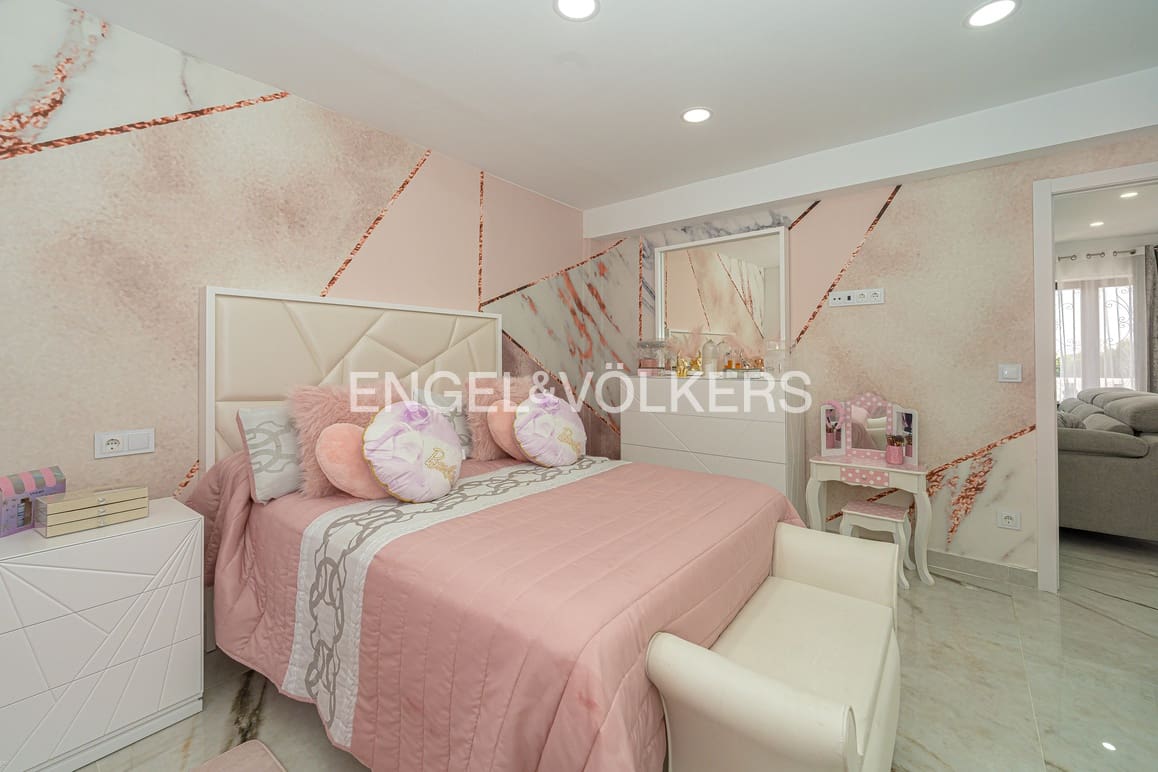 5 makuuhuone Huvila myytävänä paikassa La Nucia mukana uima-altaan 
autotalli - 630 000 € (Ref: 9409803)