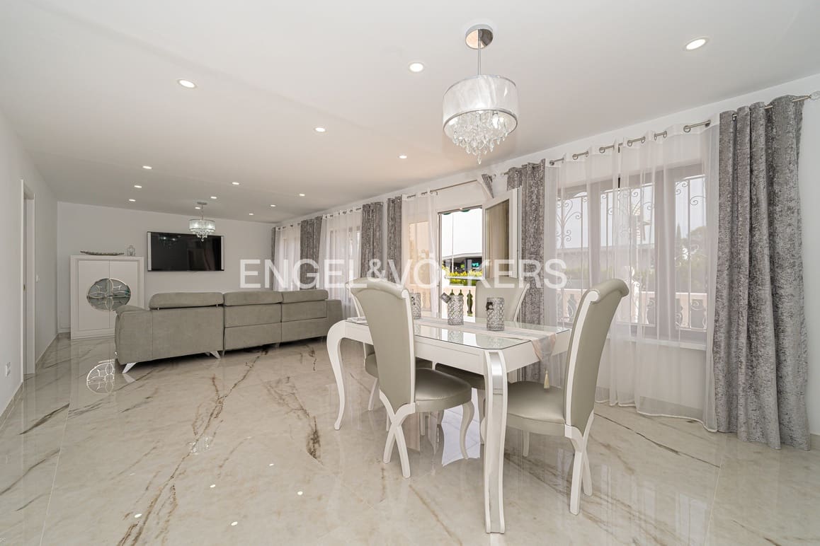 5 makuuhuone Huvila myytävänä paikassa La Nucia mukana uima-altaan 
autotalli - 630 000 € (Ref: 9409803)