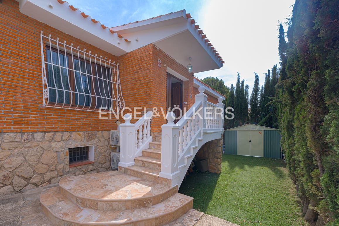 5 makuuhuone Huvila myytävänä paikassa La Nucia mukana uima-altaan 
autotalli - 630 000 € (Ref: 9409803)