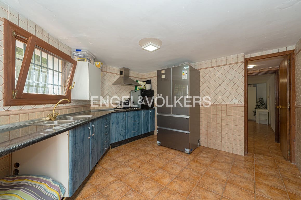 5 makuuhuone Huvila myytävänä paikassa La Nucia mukana uima-altaan 
autotalli - 630 000 € (Ref: 9409803)