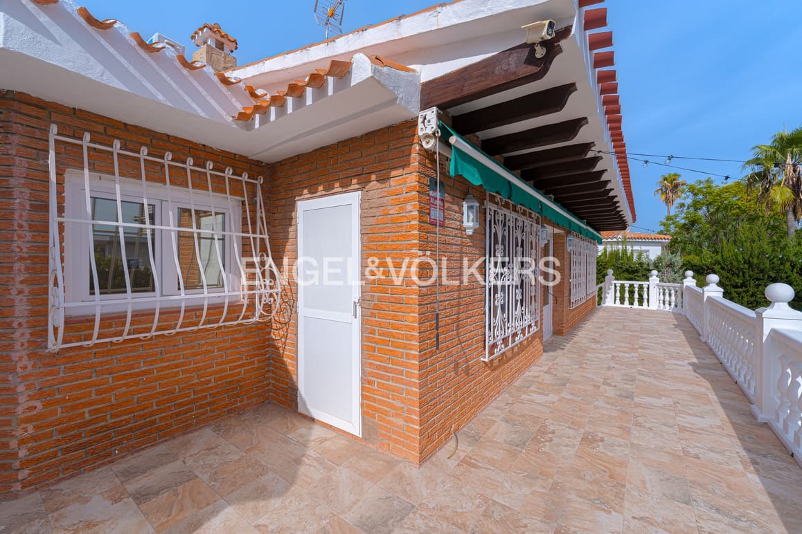 5 makuuhuone Huvila myytävänä paikassa La Nucia mukana uima-altaan 
autotalli - 630 000 € (Ref: 9409803)