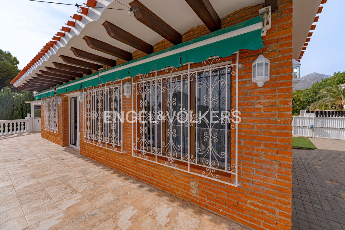 5 makuuhuone Huvila myytävänä paikassa La Nucia mukana uima-altaan 
autotalli - 630 000 € (Ref: 9409803)