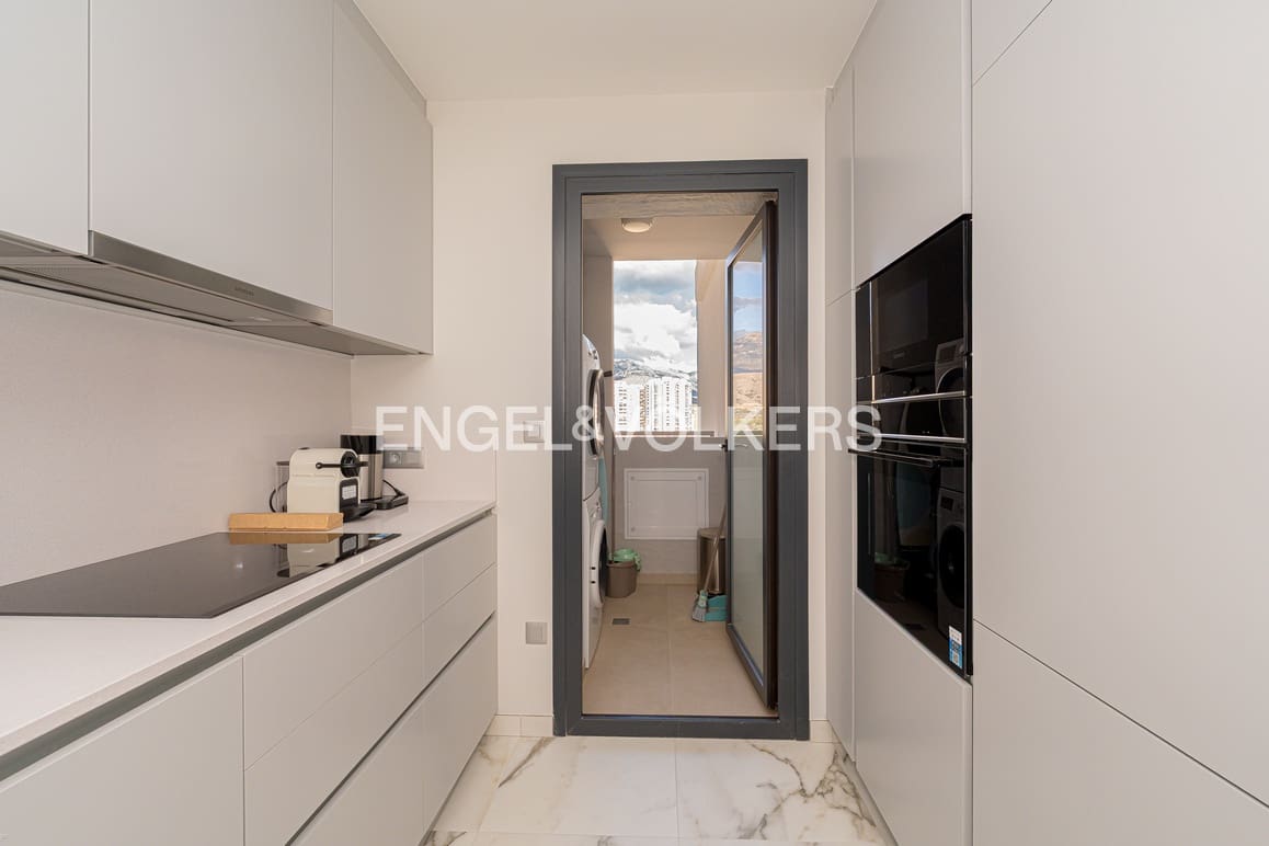 2 soverom Leilighet til salgs i Benidorm med svømmebasseng garasje - € 795 000 (Ref: 9457844)