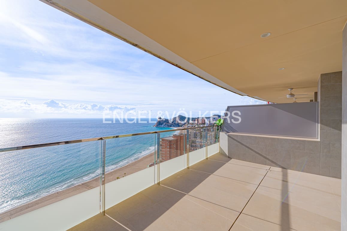 2 soverom Leilighet til salgs i Benidorm med svømmebasseng garasje - € 795 000 (Ref: 9457844)