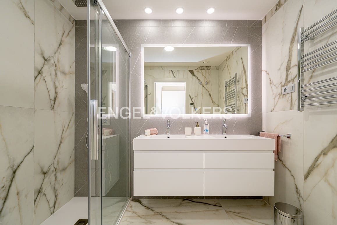 2 soverom Leilighet til salgs i Benidorm med svømmebasseng garasje - € 795 000 (Ref: 9457844)