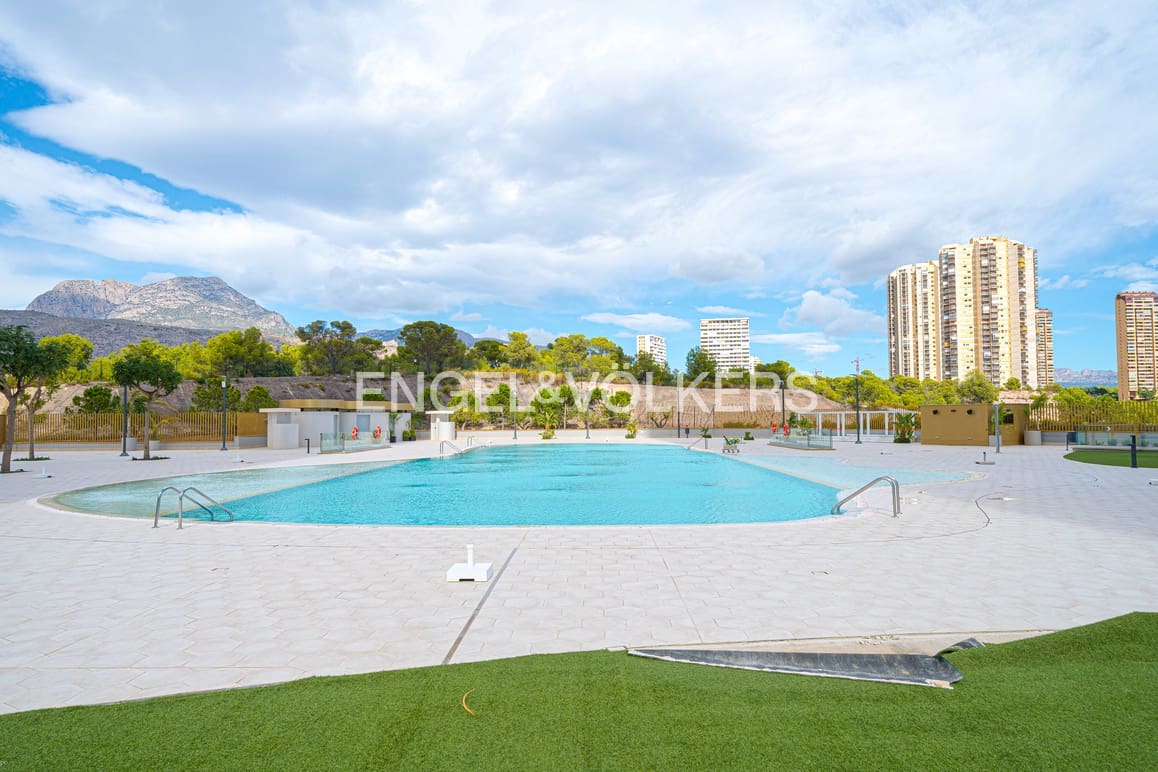2 bedroom Apartment for sale in Benidorm with pool garage - € 765,000 (Ref: 9481542)