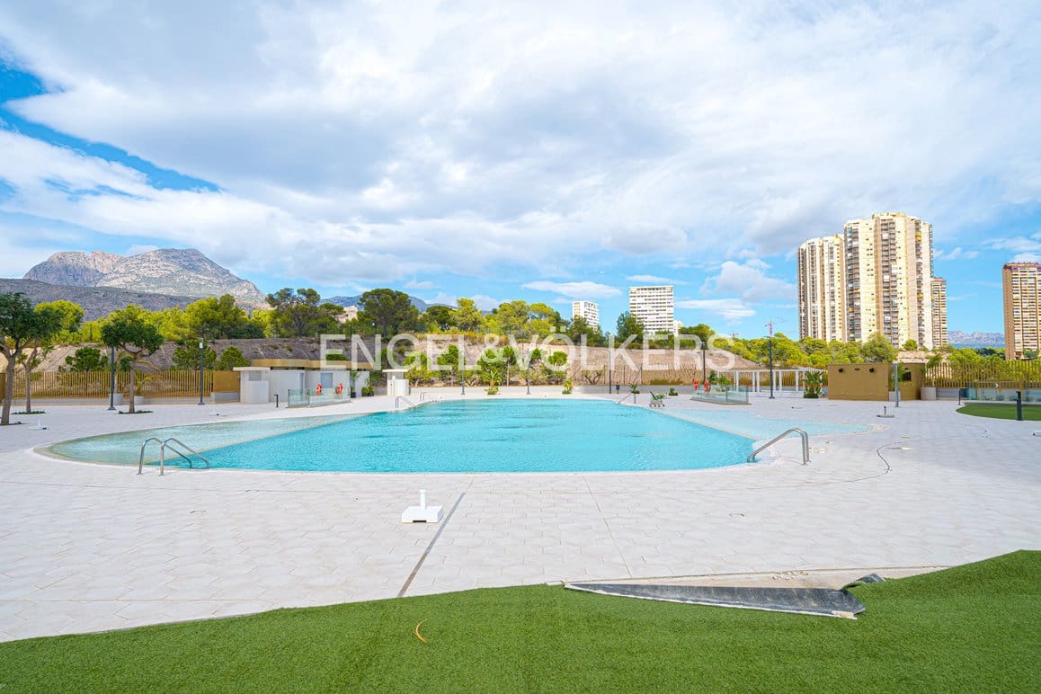 Apartamento de 2 habitaciones en Benidorm en venta con piscina garaje - 765.000 € (Ref: 9481542)