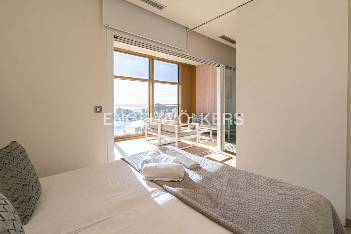 Apartamento de 2 habitaciones en Benidorm en venta con piscina garaje - 765.000 € (Ref: 9481542)