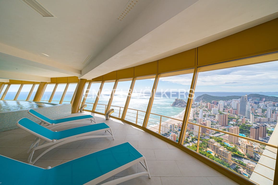 2 bedroom Apartment for sale in Benidorm with pool garage - € 625,000 (Ref: 9481543)