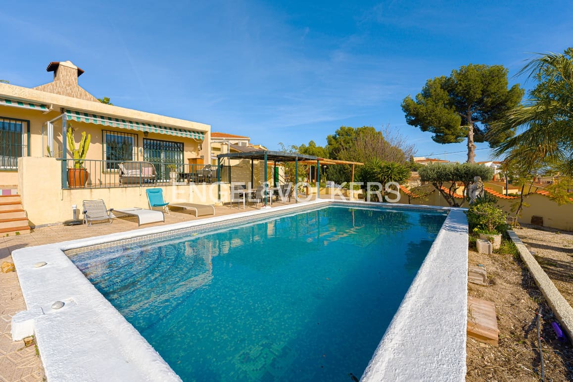 4 makuuhuone Huvila vuokrattavana paikassa La Nucia mukana uima-altaan - 2 800 € (Ref: 9517901)