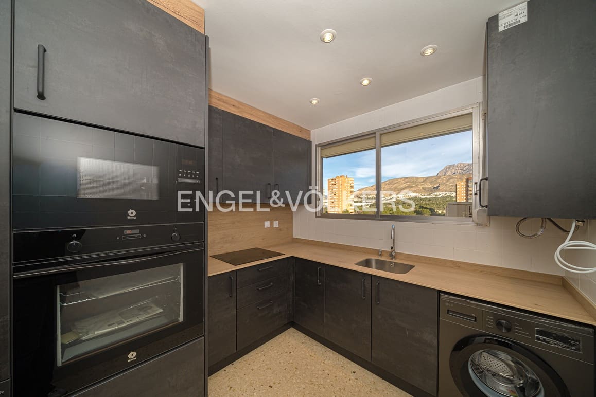 3 quarto Apartamento para arrendar em Benidorm com piscina garagem - 1 800 € (Ref: 9614445)