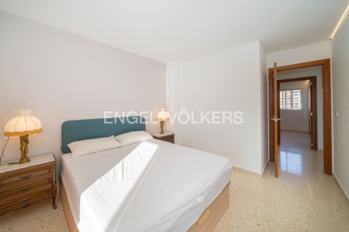 3 quarto Apartamento para arrendar em Benidorm com piscina garagem - 1 800 € (Ref: 9614445)