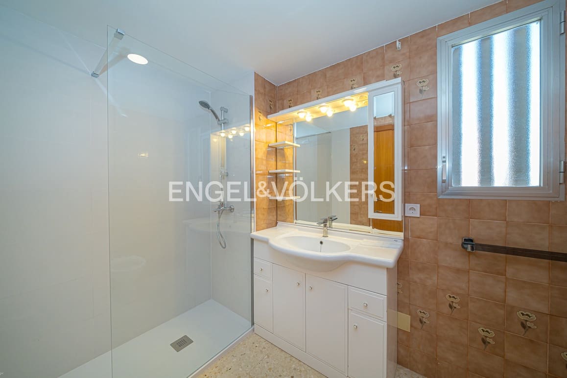 3 quarto Apartamento para arrendar em Benidorm com piscina garagem - 1 800 € (Ref: 9614445)