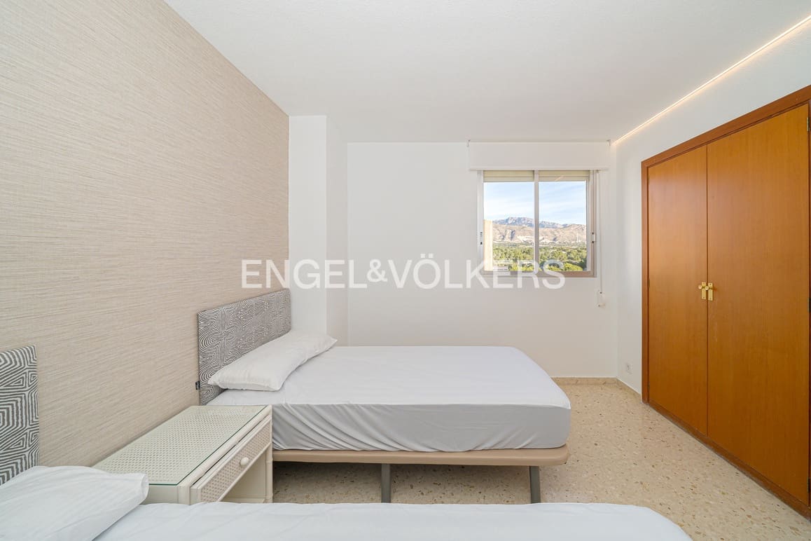 3 quarto Apartamento para arrendar em Benidorm com piscina garagem - 1 800 € (Ref: 9614445)