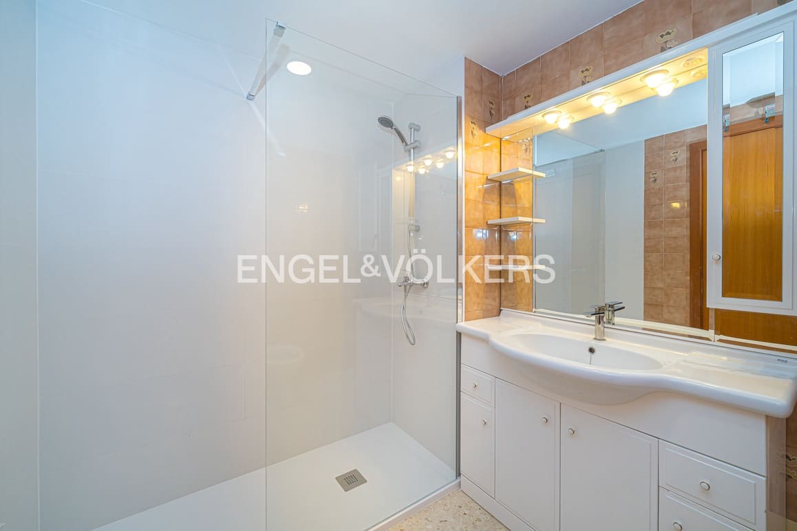 3 quarto Apartamento para arrendar em Benidorm com piscina garagem - 1 800 € (Ref: 9614445)