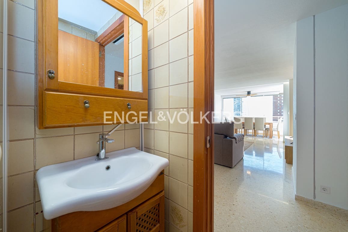 3 quarto Apartamento para arrendar em Benidorm com piscina garagem - 1 800 € (Ref: 9614445)