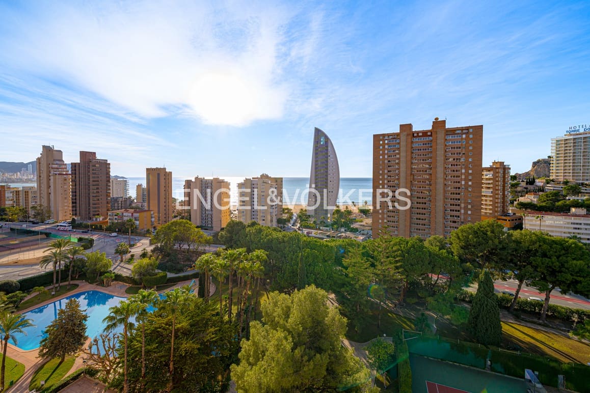 3 quarto Apartamento para arrendar em Benidorm com piscina garagem - 1 800 € (Ref: 9614445)