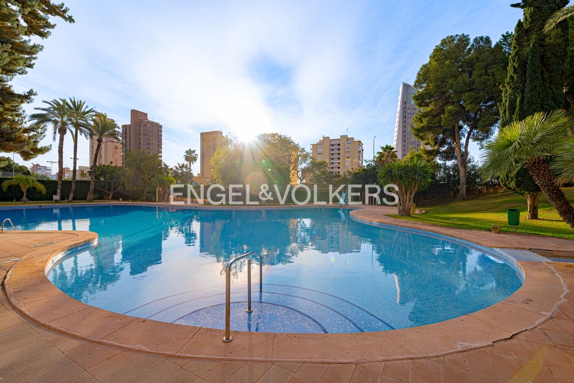 3 quarto Apartamento para arrendar em Benidorm com piscina garagem - 1 800 € (Ref: 9614445)