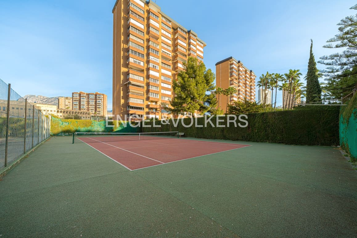 3 quarto Apartamento para arrendar em Benidorm com piscina garagem - 1 800 € (Ref: 9614445)