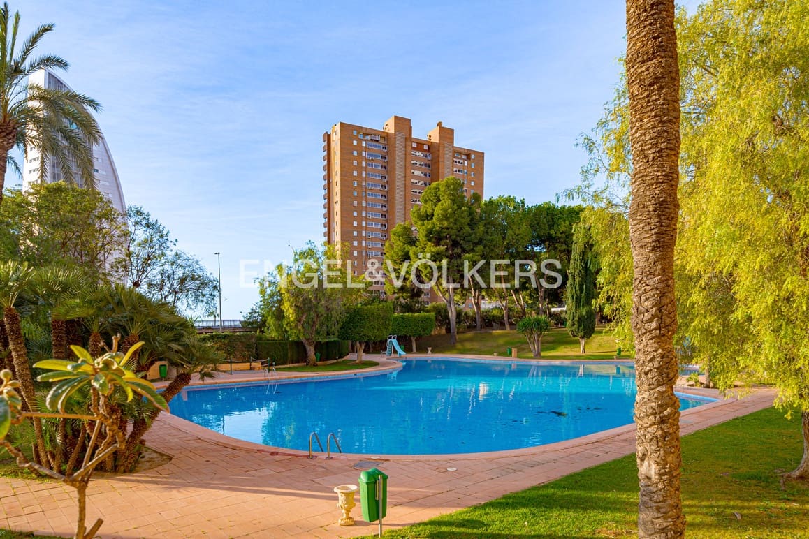3 quarto Apartamento para arrendar em Benidorm com piscina garagem - 1 800 € (Ref: 9614445)