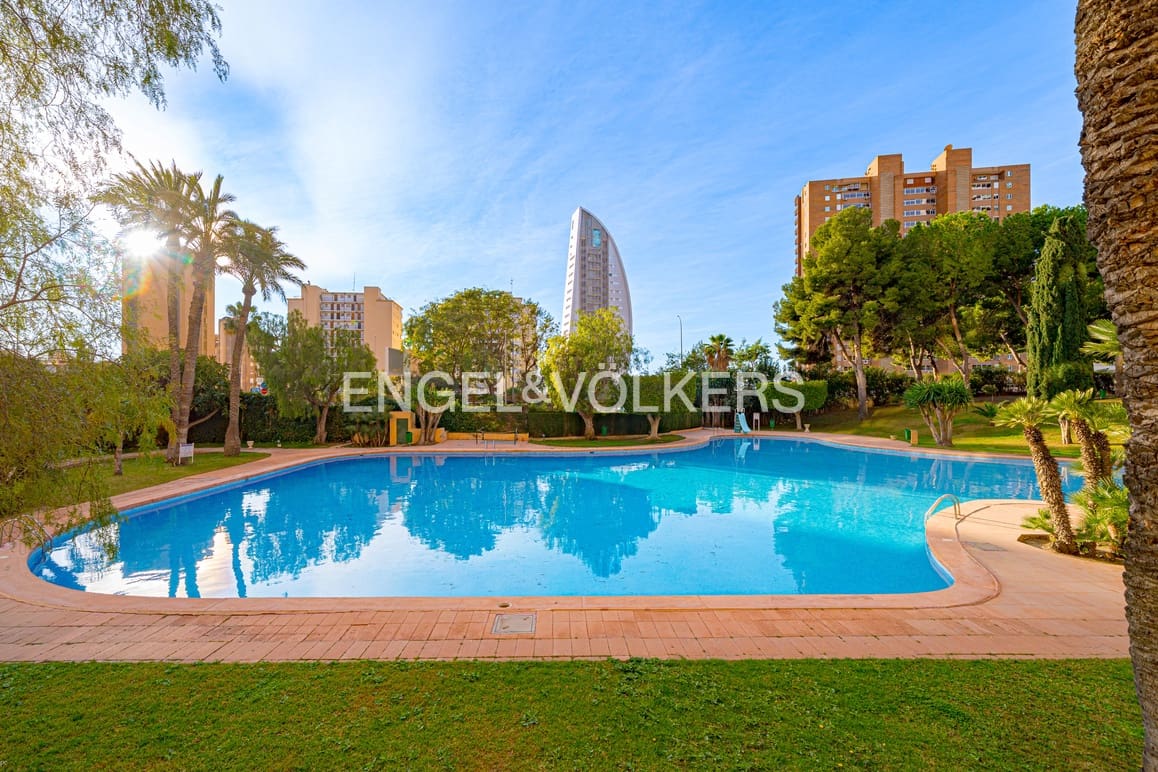 3 quarto Apartamento para arrendar em Benidorm com piscina garagem - 1 800 € (Ref: 9614445)