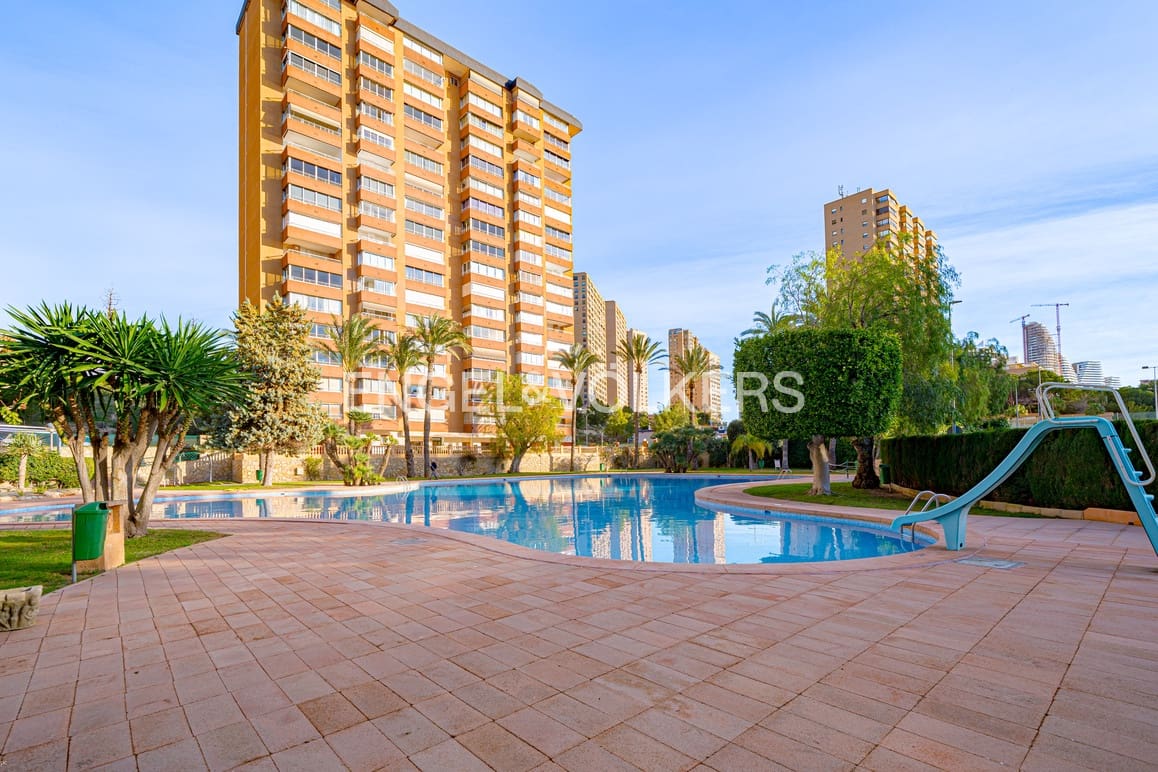 3 quarto Apartamento para arrendar em Benidorm com piscina garagem - 1 800 € (Ref: 9614445)