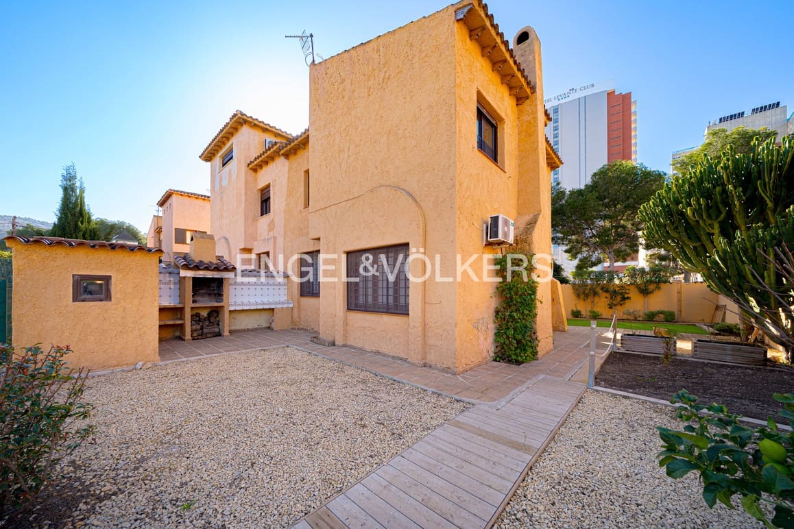 3 makuuhuone Omakotitalo myytävänä paikassa Benidorm mukana uima-altaan 
autotalli - 435 000 € (Ref: 9626356)