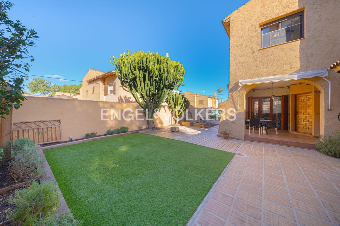 3 makuuhuone Omakotitalo myytävänä paikassa Benidorm mukana uima-altaan 
autotalli - 435 000 € (Ref: 9626356)