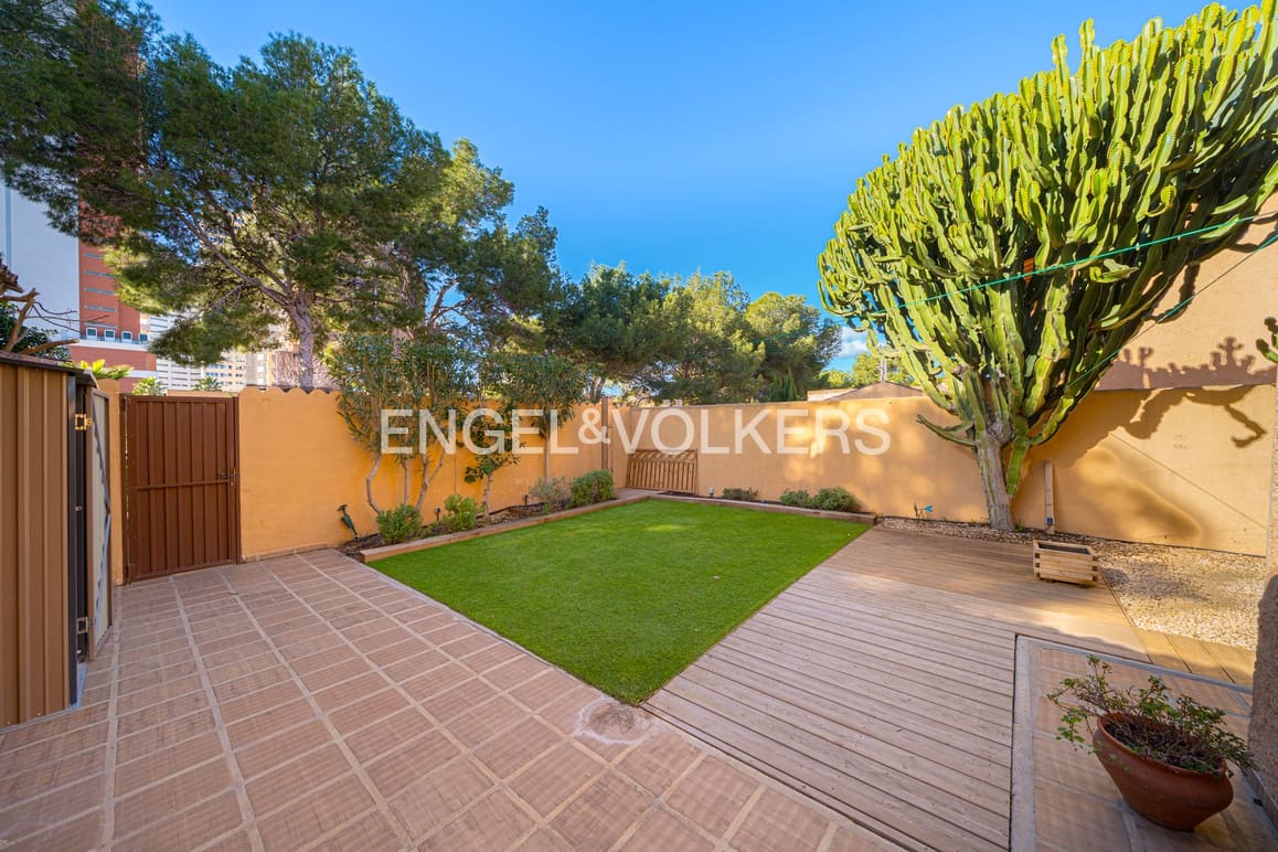 3 makuuhuone Omakotitalo myytävänä paikassa Benidorm mukana uima-altaan 
autotalli - 435 000 € (Ref: 9626356)