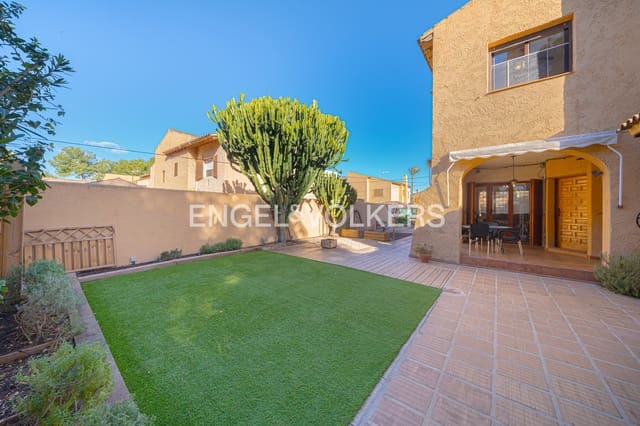 3 makuuhuone Omakotitalo myytävänä paikassa Benidorm mukana uima-altaan 
autotalli - 435 000 € (Ref: 9626356)