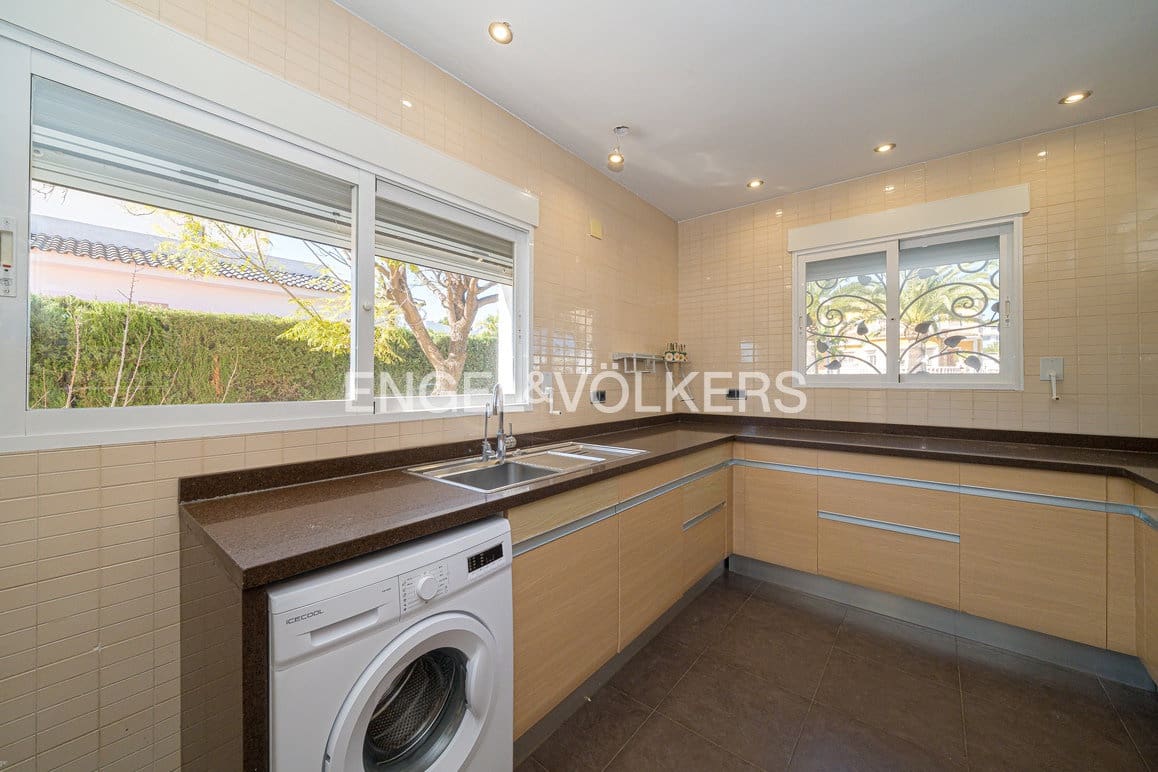 5 bedroom Villa for sale in Benidorm with pool garage - € 895,000 (Ref: 9628306)