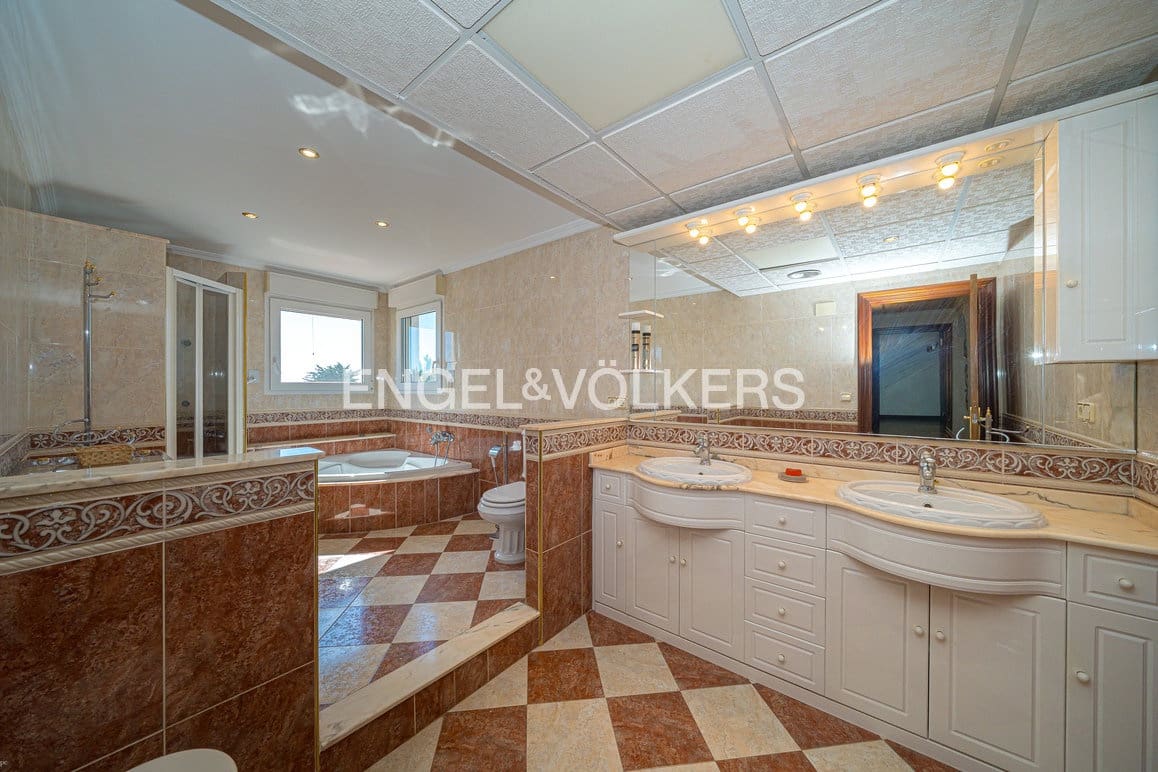 5 bedroom Villa for sale in Benidorm with pool garage - € 895,000 (Ref: 9628306)
