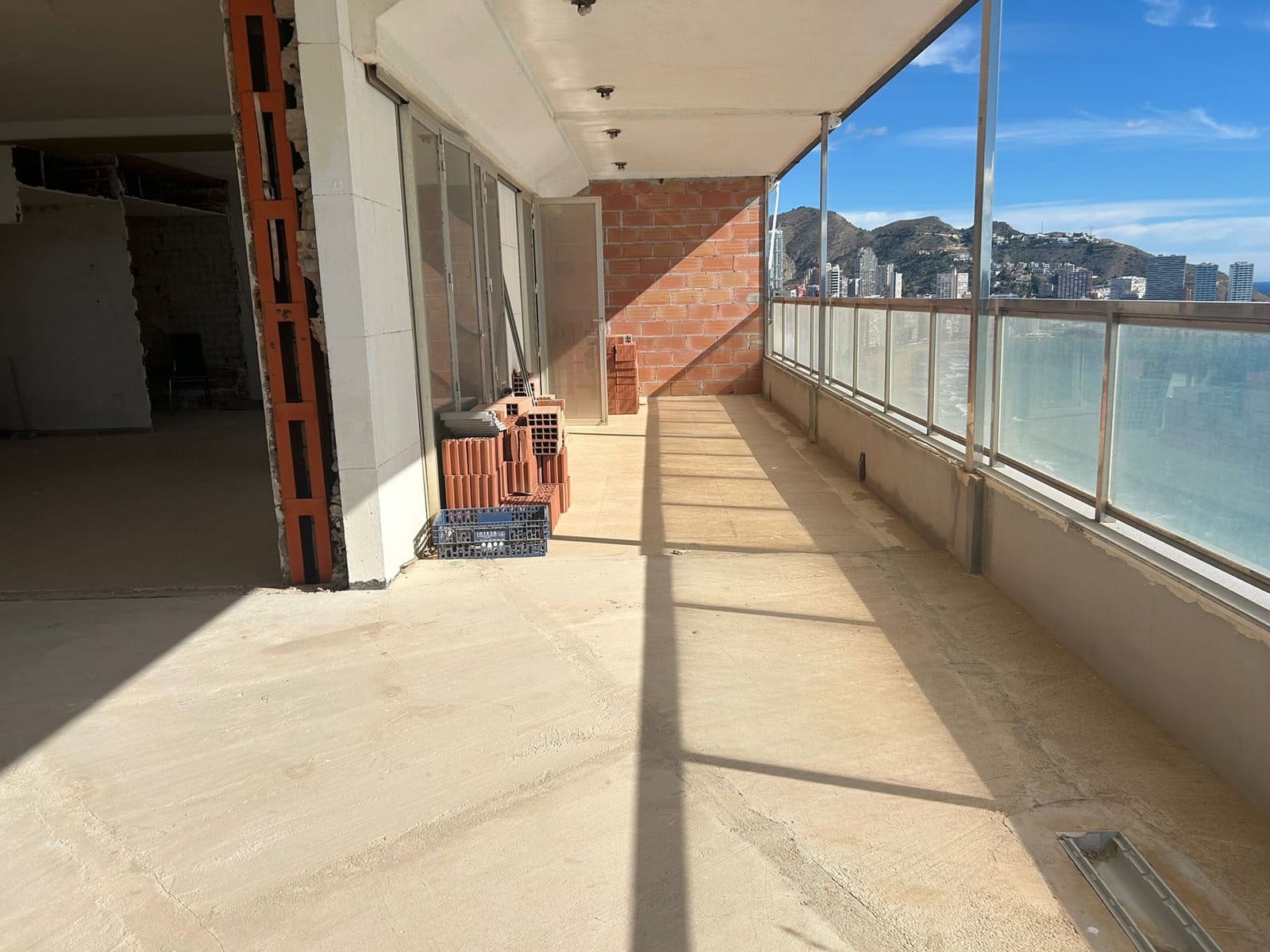 Penthouse for sale in Benidorm with pool - € 890,000 (Ref: 9641067)