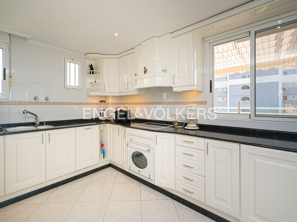 Ático de 2 habitaciones en Cala de Finestrat en venta con piscina garaje - 390.000 € (Ref: 9656789)