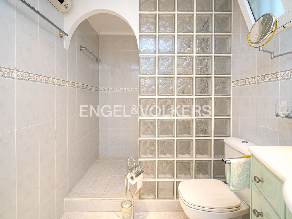 Ático de 2 habitaciones en Cala de Finestrat en venta con piscina garaje - 390.000 € (Ref: 9656789)