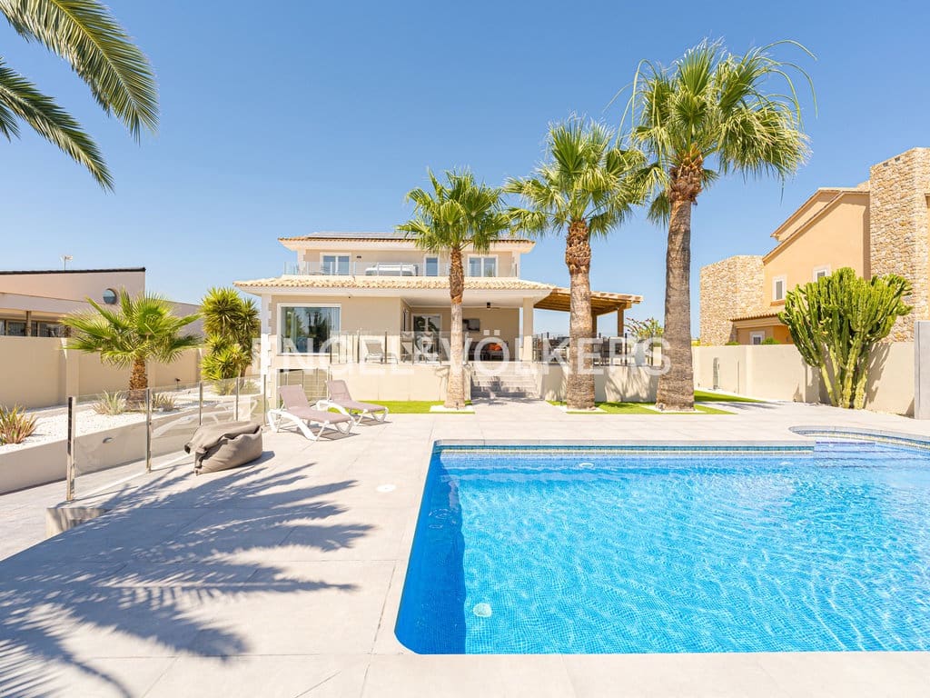 4 slaapkamer Villa te koop in Alfaz del Pi / L'Alfas del Pi met zwembad garage - € 1.090.000 (Ref: 9671273)