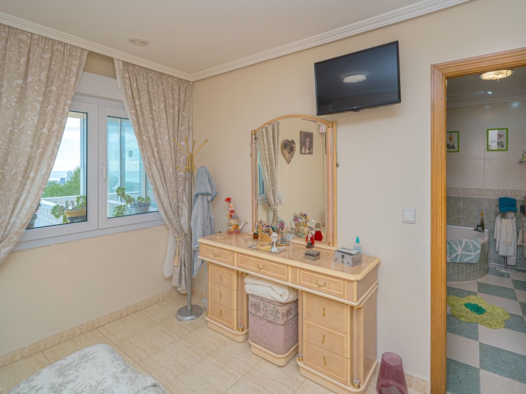 5 bedroom Villa for sale in La Nucia with pool garage - € 840,000 (Ref: 9675116)