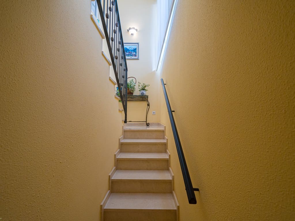 5 bedroom Villa for sale in La Nucia with pool garage - € 840,000 (Ref: 9675116)